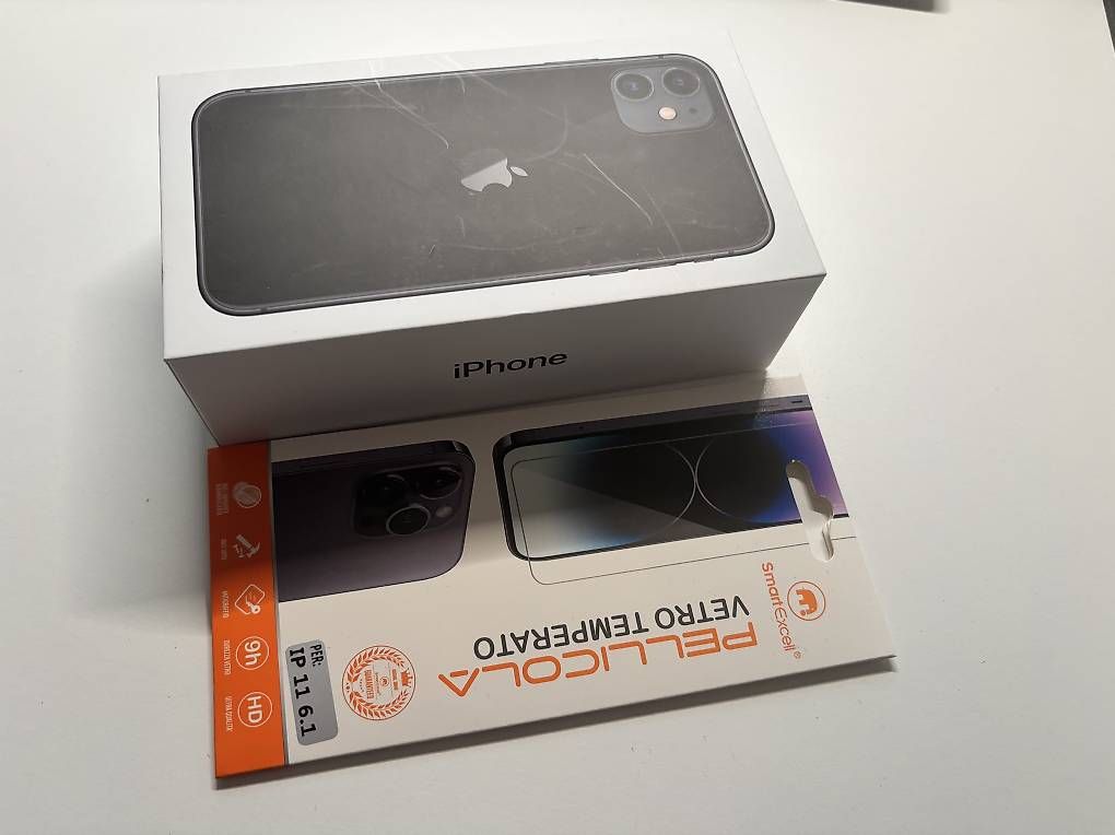 Telefoni cellulari / Smartphones: * iPhone 11 (128 GB, black) * – Usato da Embrach venduto da imperium.daje