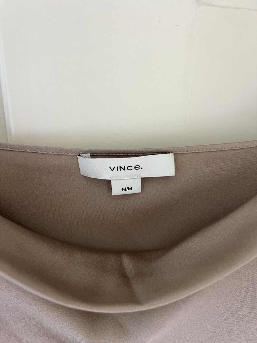 Top: Top Vince pure soie  – Nuovo (secondo la descrizione) da Genève venduto da MinimalistDressing 1