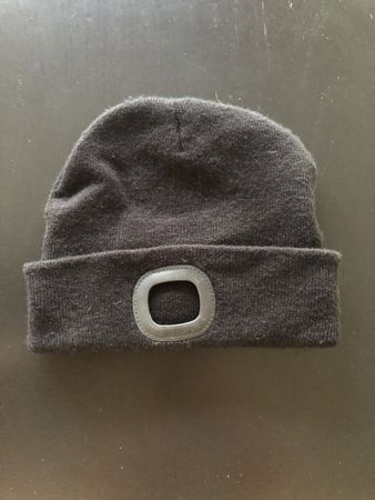 Warme, schwarze Wintermütze
