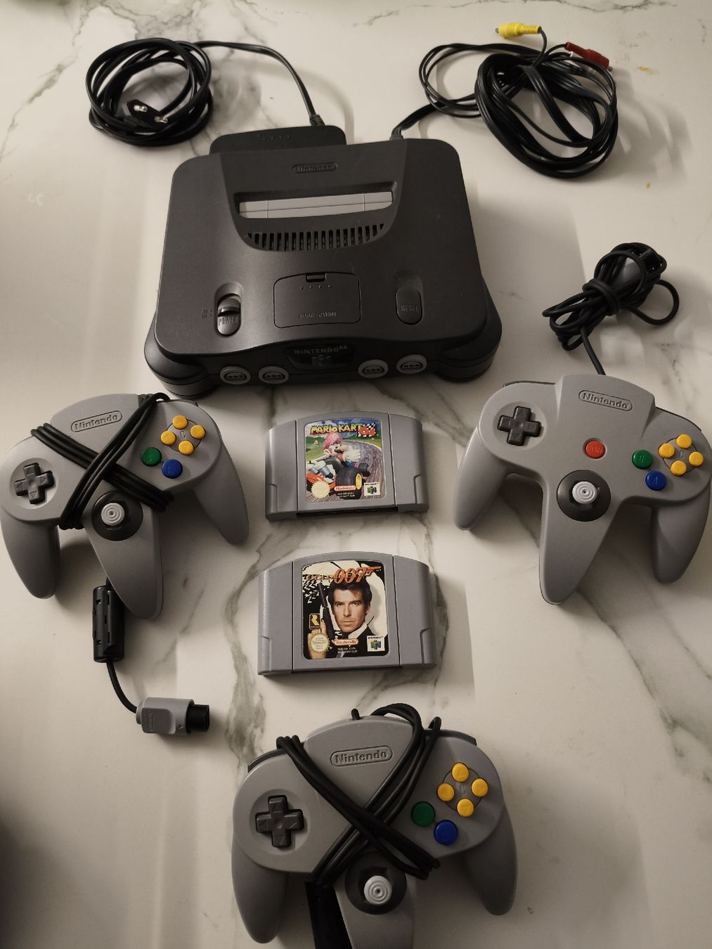 Nintendo Konsolen: Nintendo 64 Konsole mit 3 Controller & 2 Spiele Top! – Gebraucht aus Oensingen von ece_8k7q