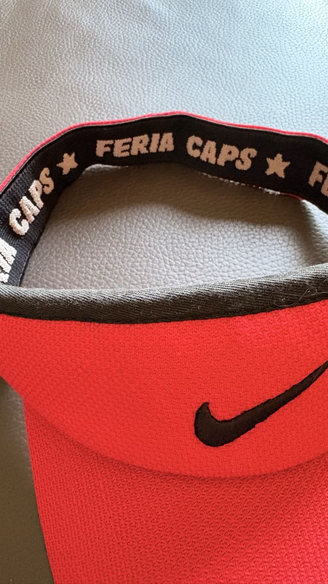 Nike Copricapi, berretti & cappellini: Nike Visor Kappe Rot Féria Caps gut erhalten – Usato da Basel venduto da ann_7w6q 1