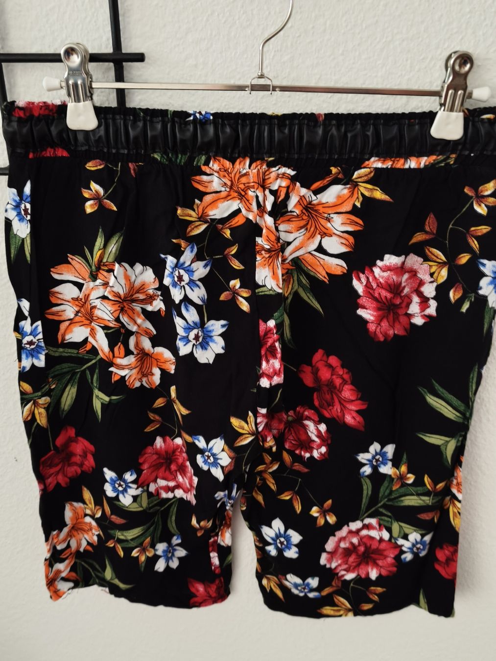 Hosen: GNG BASIC Shorts Blumenmuster Schwarz Groesse S  – Gebraucht aus KRIENS von Franzy_Blond10 1