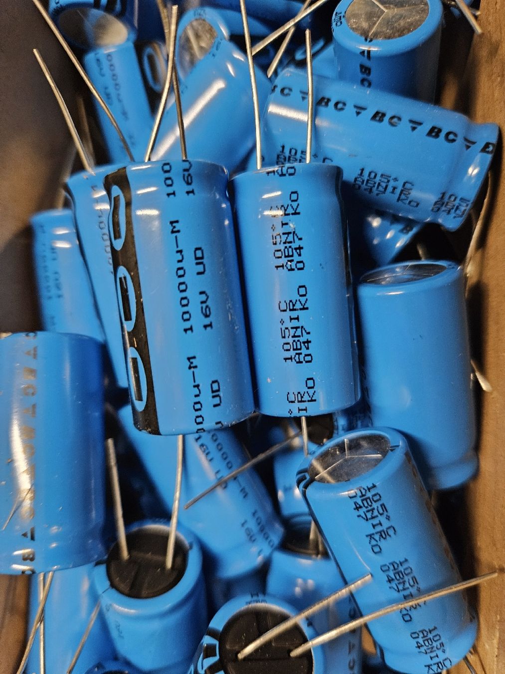 Componenti elettronici: Elkos 16Vdc 10000uf – Nuovo (secondo la descrizione) da Diepoldsau venduto da Knochen