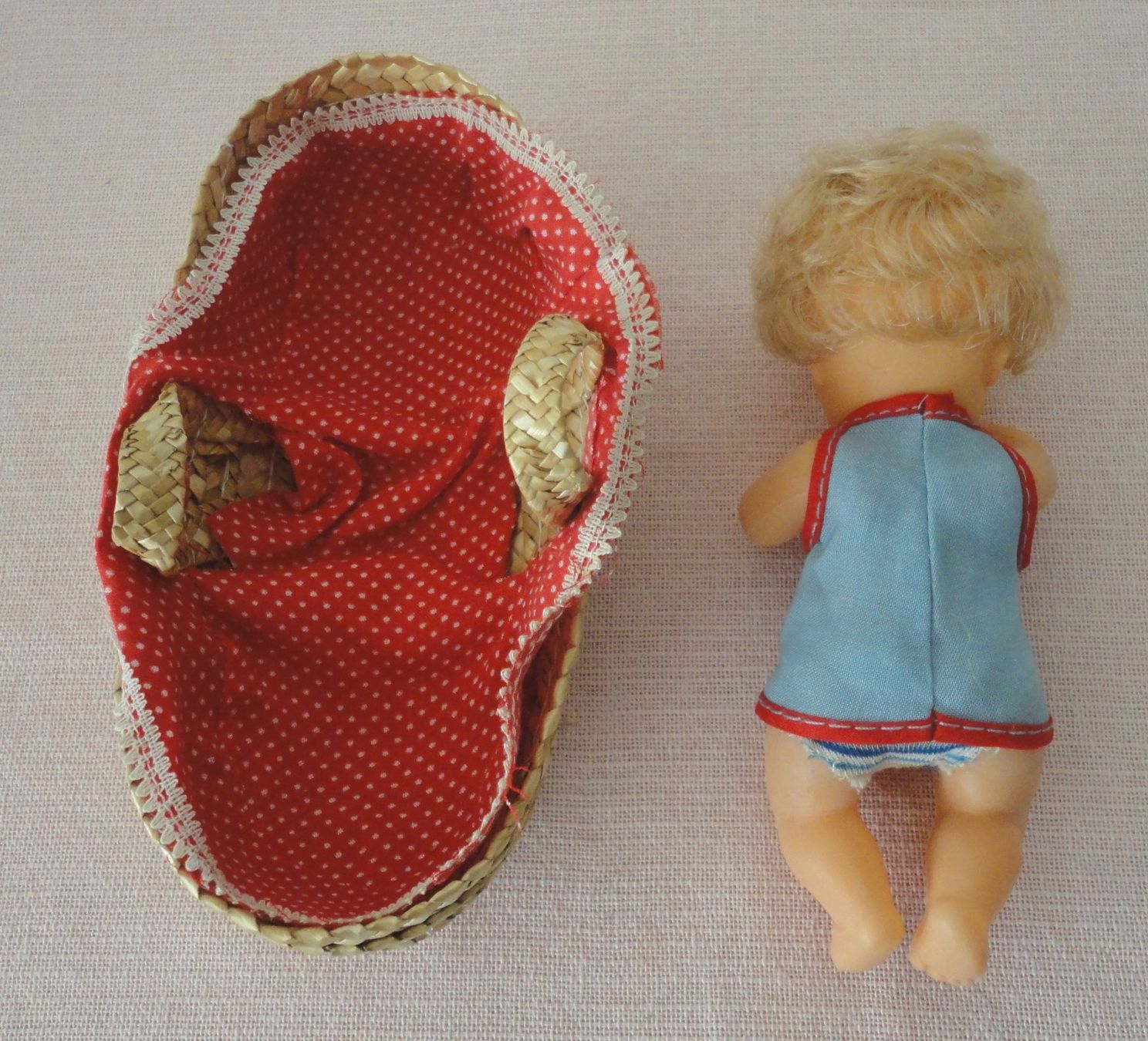 Bambole: Püppchen in Tragekörbchen Grösse = ca. 18cm – Usato da zürich venduto da parts5060 3