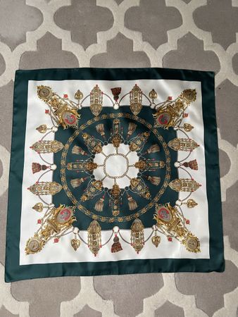 Elegantes Halstuch im luxuriösen Barock-Design