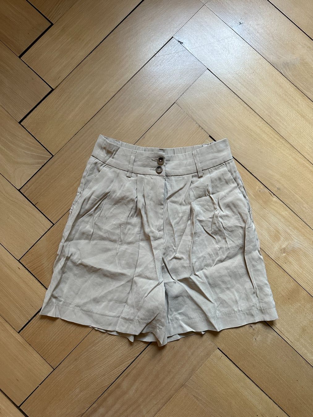 Vila Pantaloni: VILA - Shorts beige locker 34 – Usato da Zürich venduto da Diazaio