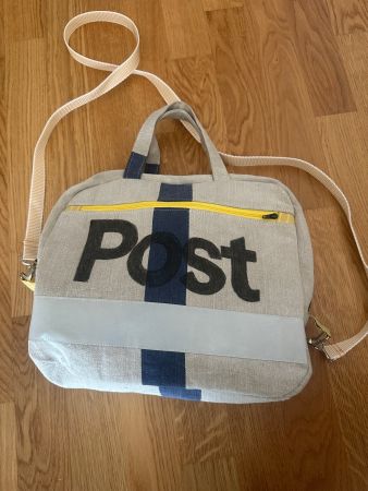 Upcycling-Tasche aus ehemaligen Post-Materialien