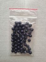 Basteln: Kleine, violette/schwarze Holzperlen - DIY