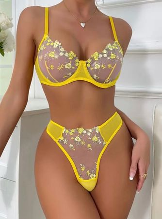 Completo intimo giallo limone, nuovo con ricami floreali!...