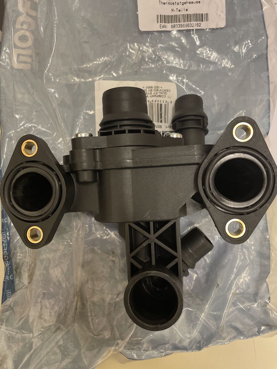 Jaguar Tutti pezzi di ricambio auto: Jaguar Thermostatgehäuse XF – Nuovo e nell'imballaggio originale da Buchs ZH venduto da Pitschpitsch 1