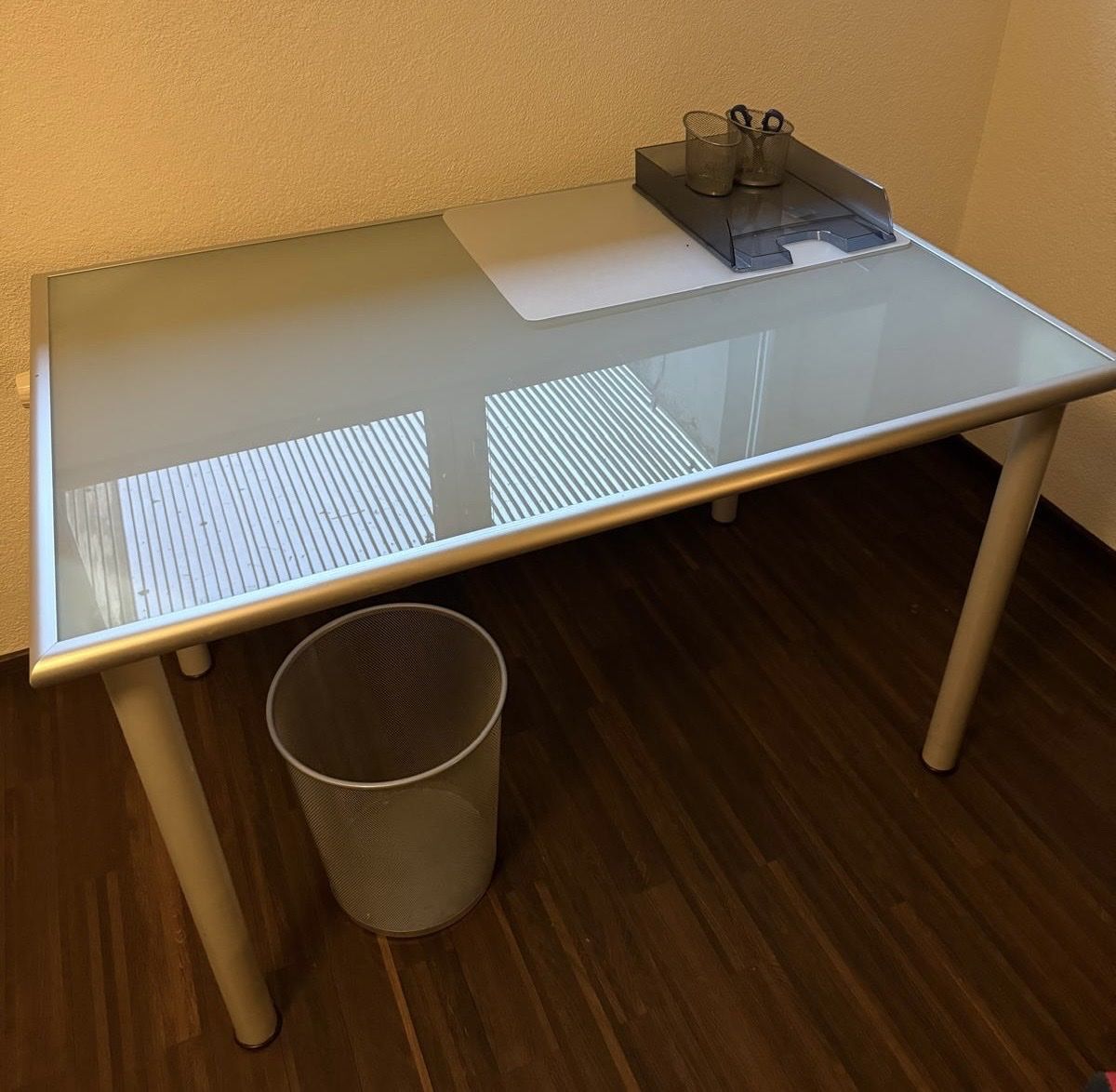 Scrivanie: Moderner Glas-Schreibtisch Silber – Usato da Wallisellen venduto da alessia02 2