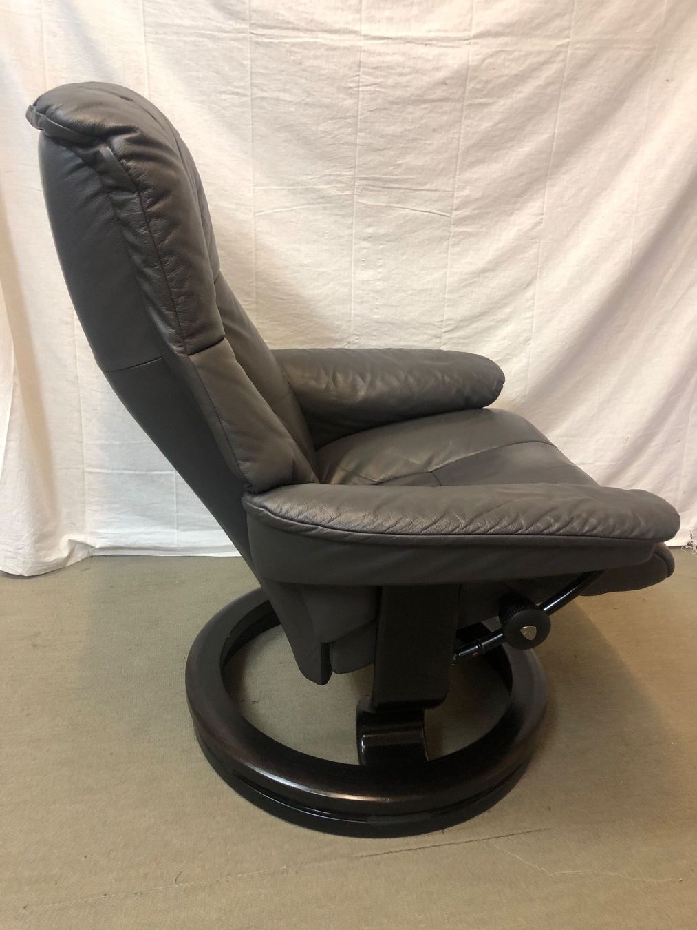 Stressless Sessel: Stressless plus Hocker in Leder grau – Gebraucht aus Brunnen von Allerwaren 2