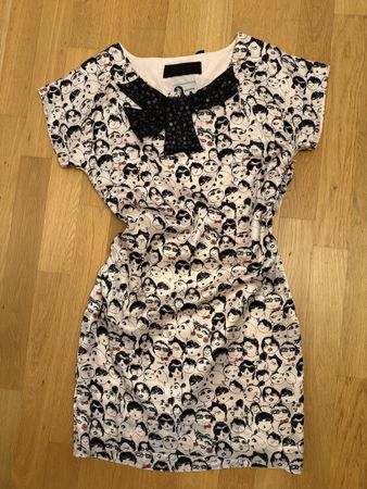 Seidenkleid mit Muster und Schleife, Grösse S, wie neu