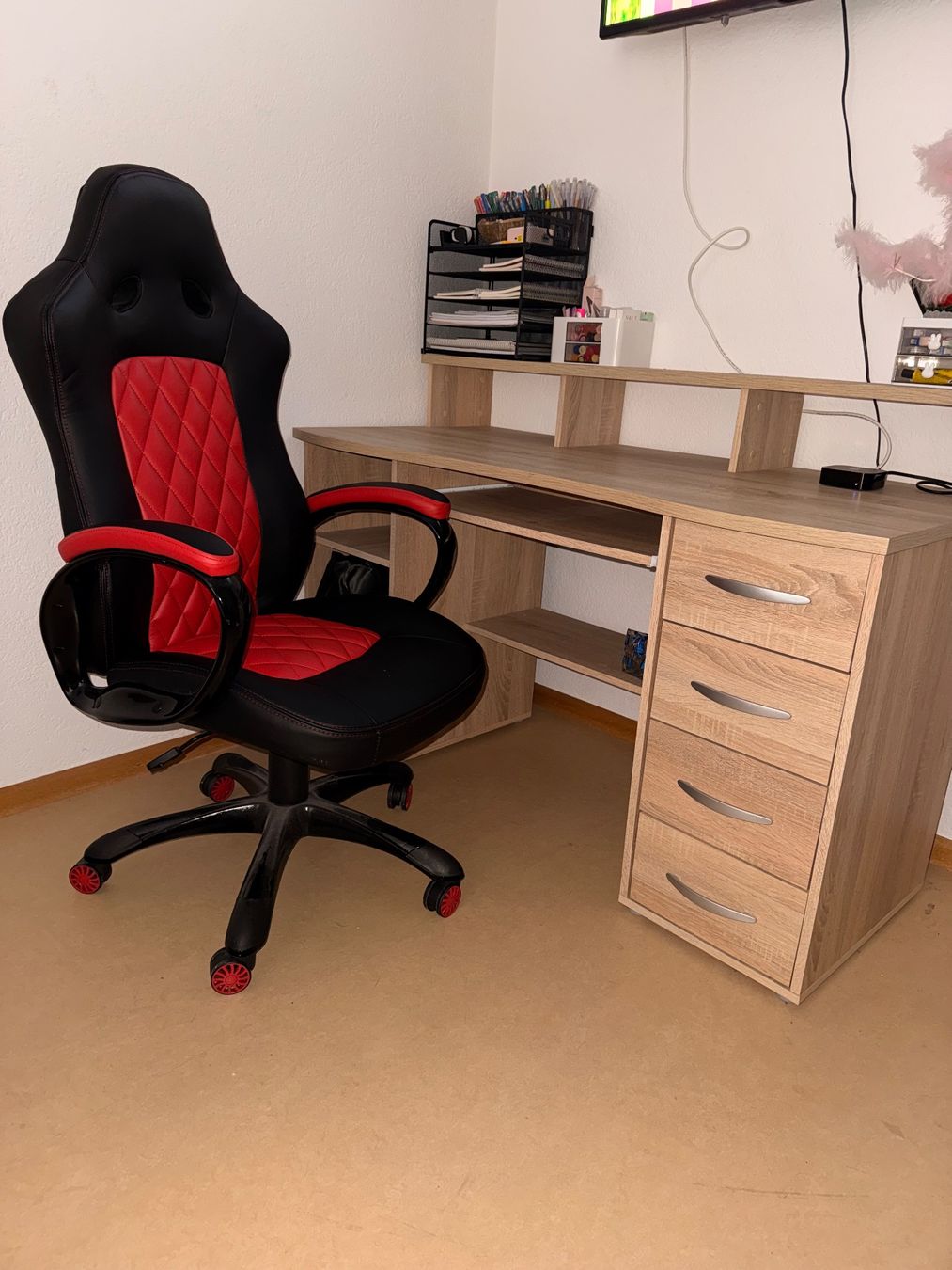 Conforama Scrivanie: Schreibtisch mit Gaming Stuhl – Usato da Oftringen venduto da bte_269h