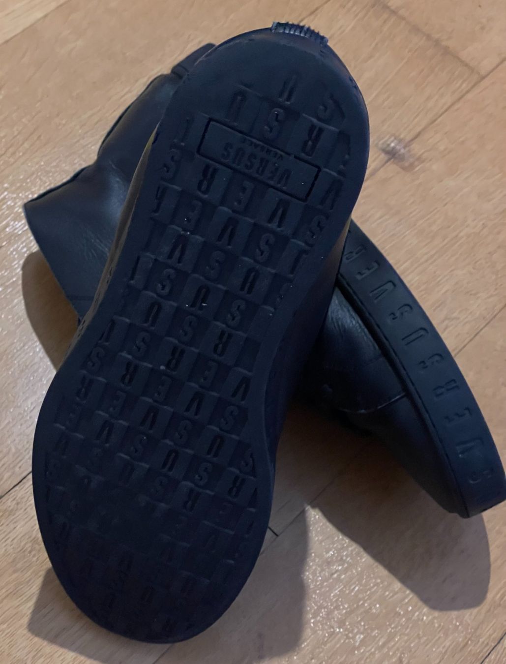 Versace Scarpe da uomo: Versace Versus Sneaker Schwarz Leder (43) – Usato da Laufenburg venduto da mar_d5b9 1