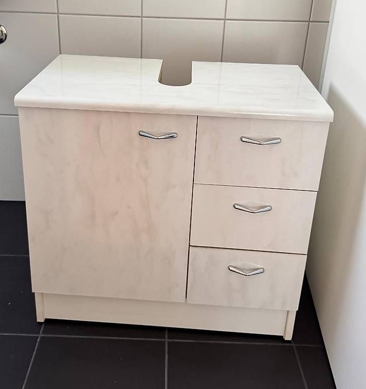 Badezimmermöbel: 2 Badezimmermöbel weiss, guter Zustand – Gebraucht aus Hildisrieden von Roberto1992 2