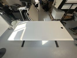 Weisser, praktischer Schreibtisch mit Kabeldurchlass