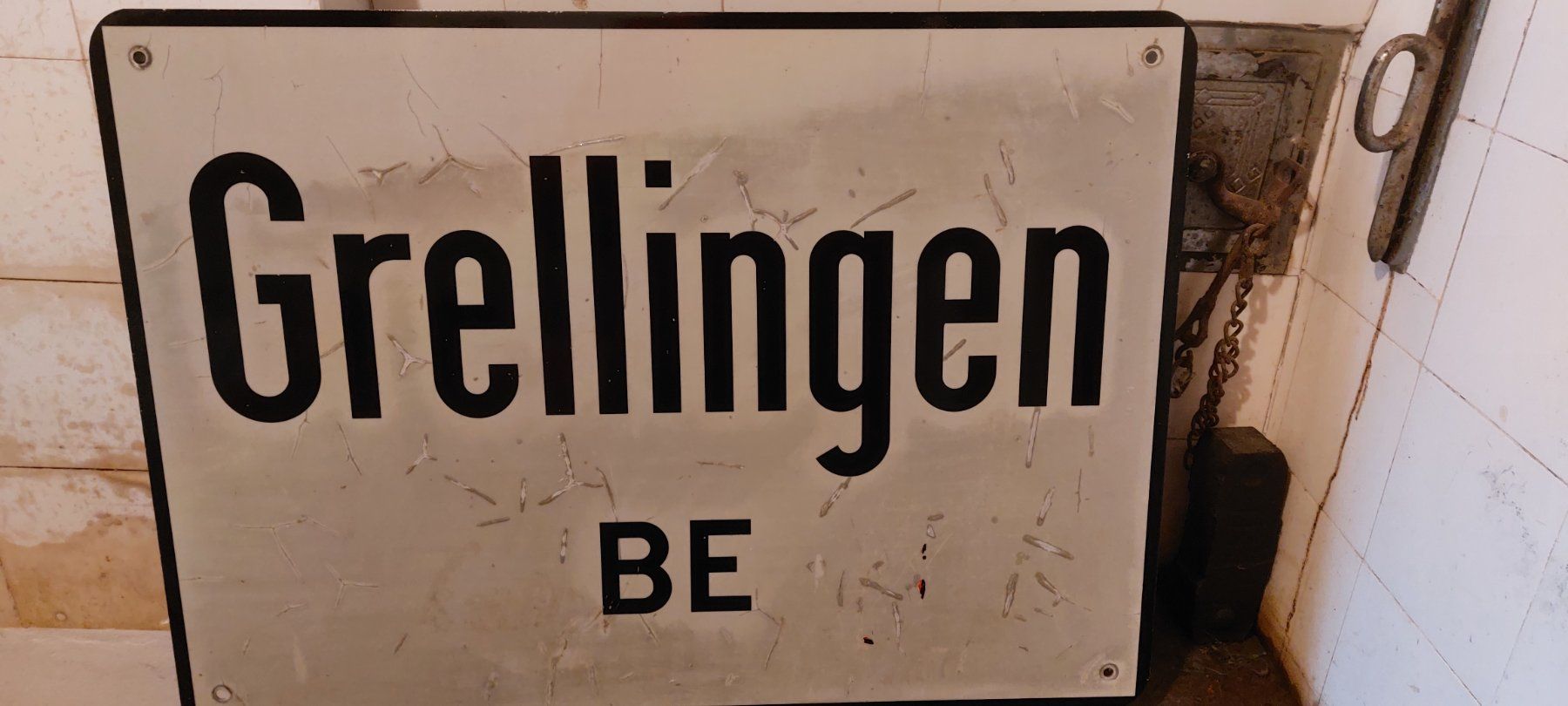 Insegne: Originales, antikes Strassenschild Grellingen BE – Usato da Brislach venduto da ericCH