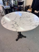 Großer Bistro-Marmortisch rund (Ø 80 cm) – Gusseisenfuss 