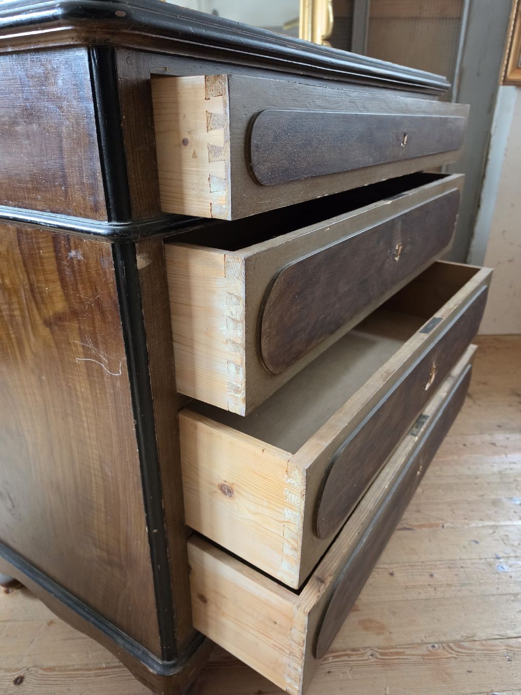 Cassettiere: Antike Kommode,  restaurationsbedürftig – Usato da Mettlen venduto da elios0888 8
