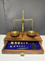 Antike Apothekerwaage aus Messing im Holz-Etui mit Gewichten