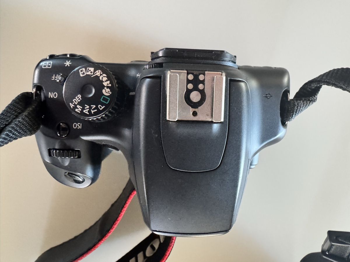 Canon Fotocamera: Canon EOS 1000D Digital Camera Kit with Lenses and Bag – Usato da Seedorf BE venduto da 4m1 4