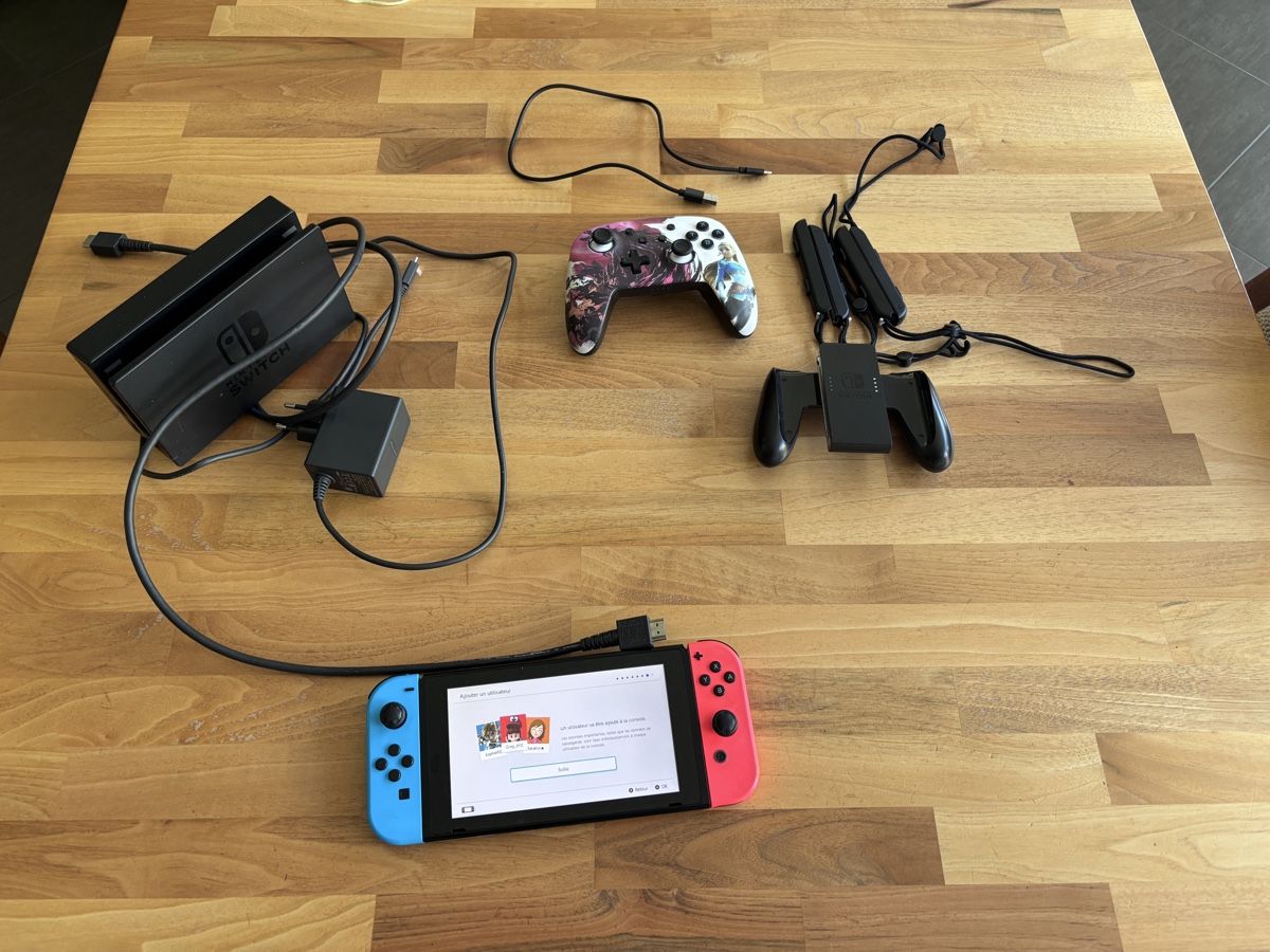 Nintendo Consoles: Switch avec manettes, support et manette Zelda – D'occasion à Courgenay par Mthunderball 2