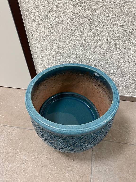 Vasi per fiori: Hellblauer geprägter Floral Keramik-Übertopf – Nuovo (secondo la descrizione) da Schübelbach venduto da Rahnmont 3