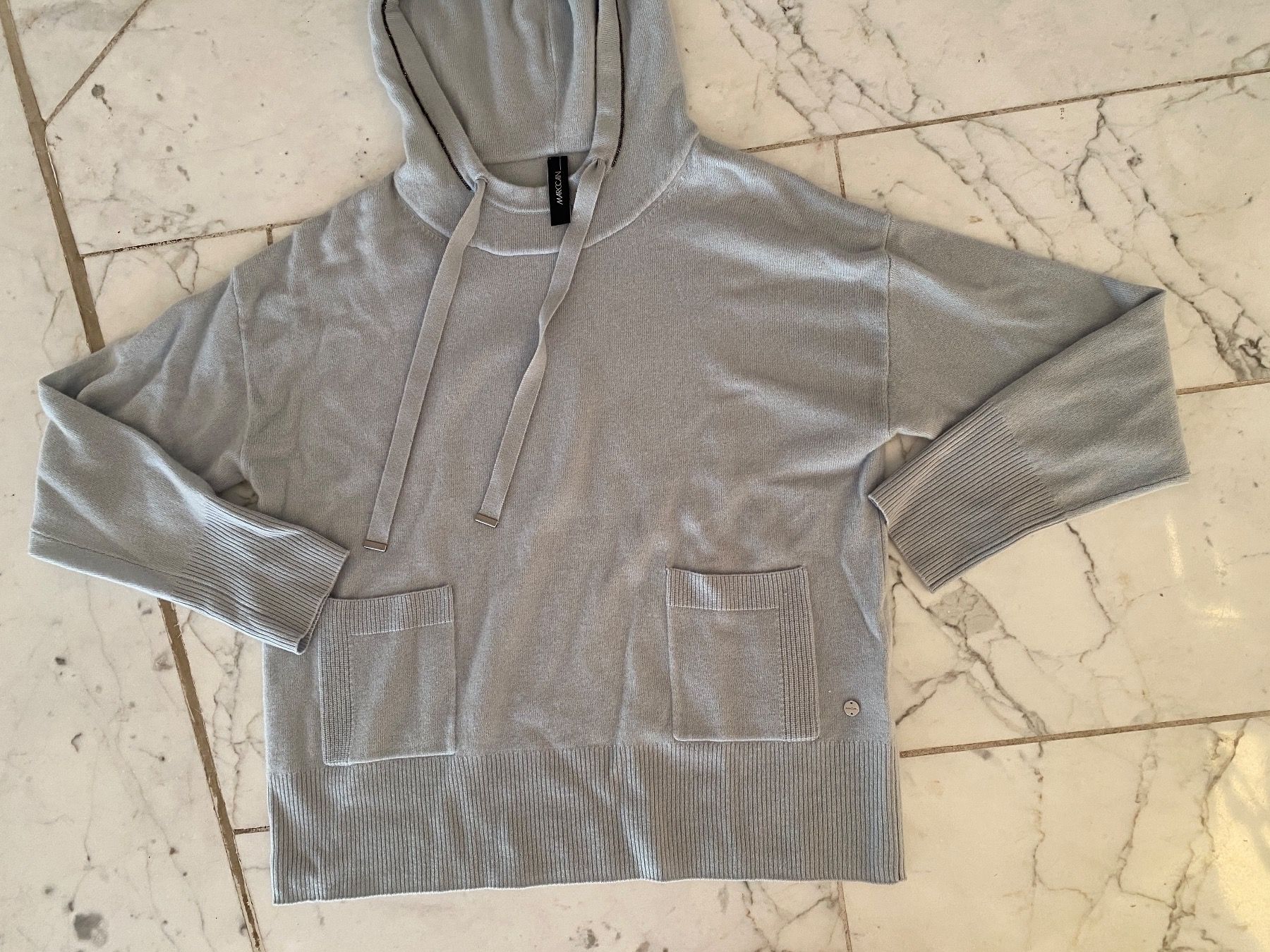Marc Cain Maglioni & Felpe: Kapuzenpullover Kaschmir mit Schmuckband  Gr 38 – Nuovo e nell'imballaggio originale da Volketswil venduto da praxis12 2