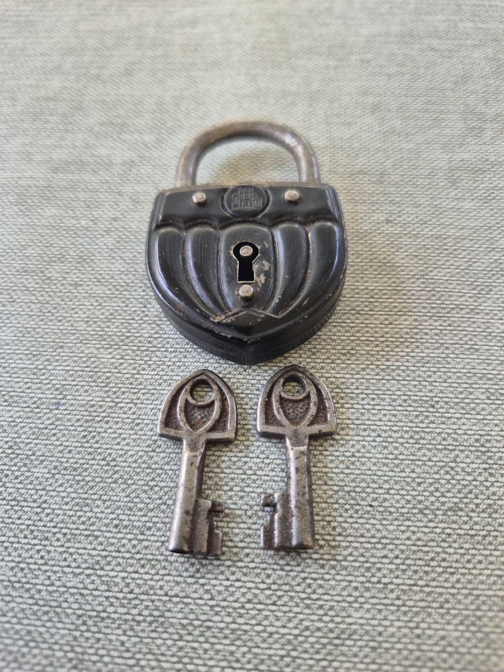 Cadenas: Antikes Vorhängeschloss mit 2 Schlüssel – D'occasion à Hausen AG par roland86190