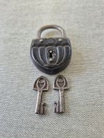 Antikes Vorhängeschloss mit 2 Schlüssel