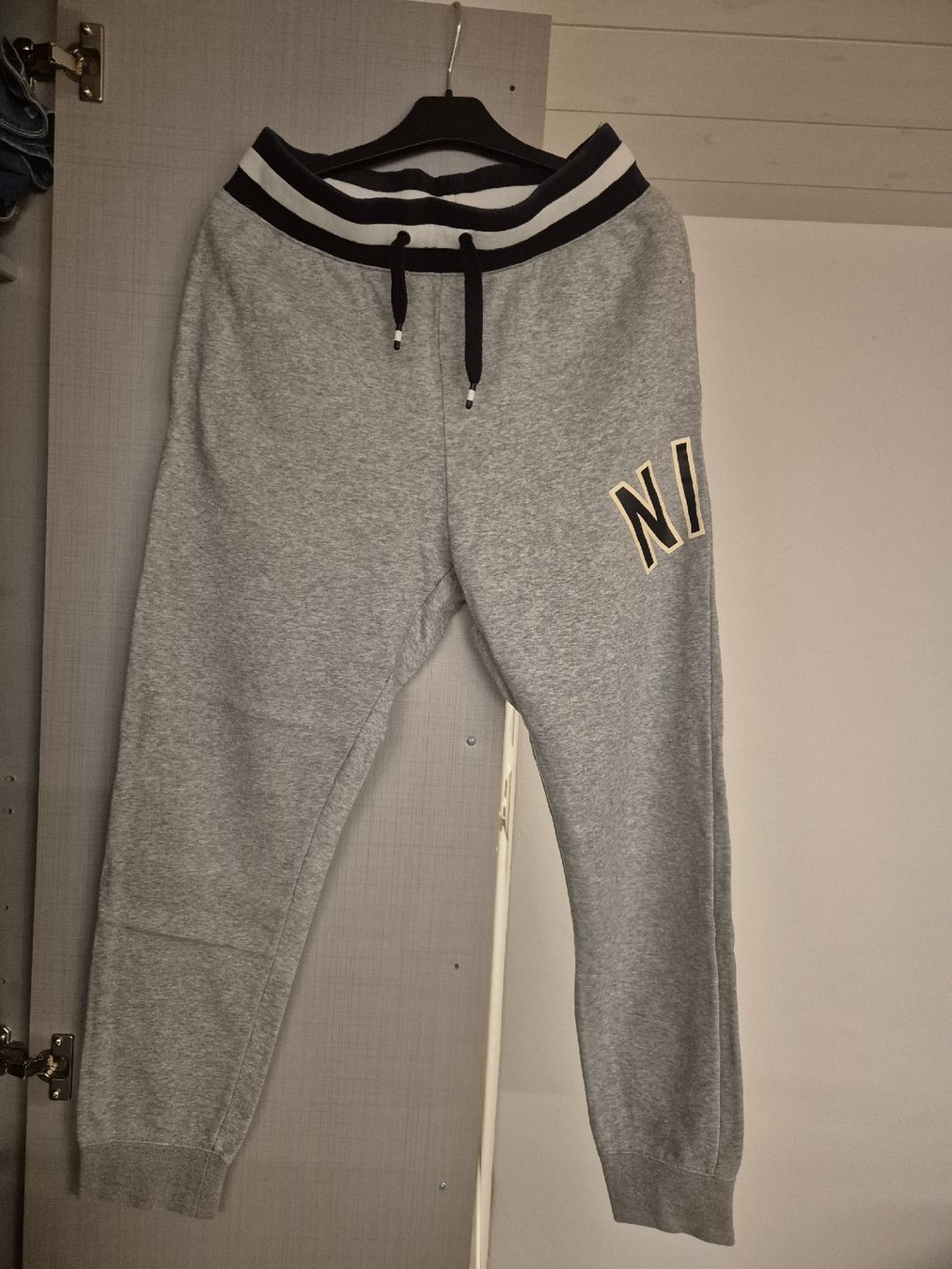Nike Pantaloni: Nike Trainerhose Gr. M – Usato da Oberwil b. Büren venduto da rocky_last 1