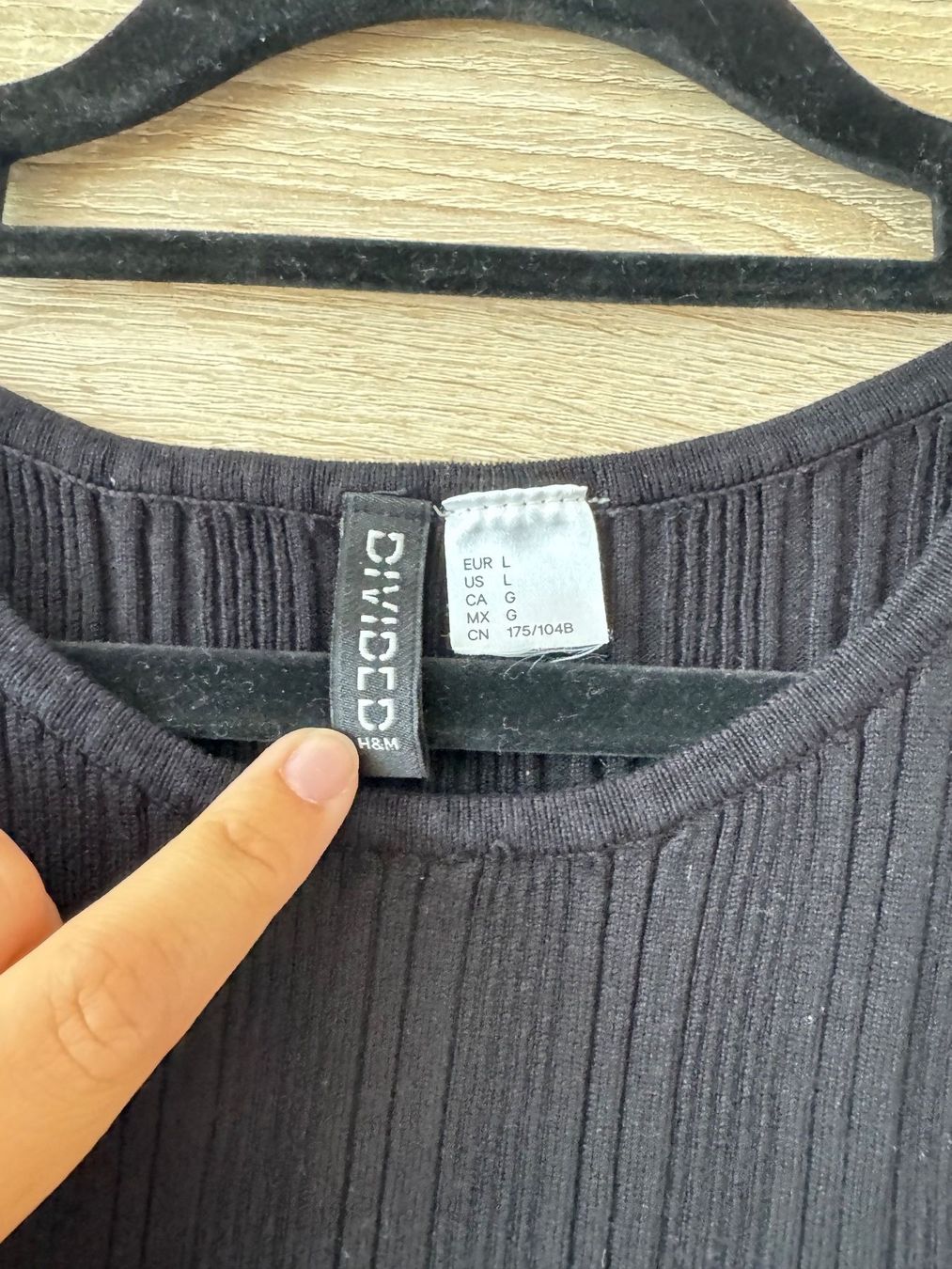 H&M Tops: Crop top noir chic – Gebraucht aus Montreux von iza_peche8 1