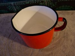 Alter, Vintage emaillierter Krug rot schwarz
