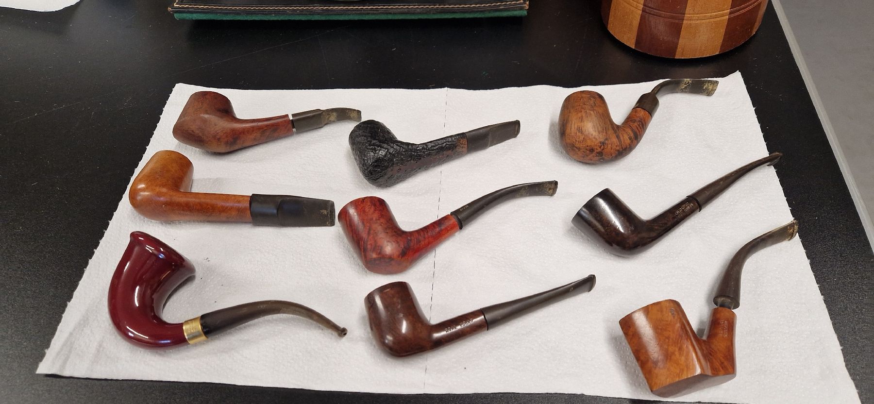 Pipe & Accessori: Pfeifensammlung mit Tabaktopf+ Zigarrenbehälter – Usato da Basel venduto da Goldlgw 2