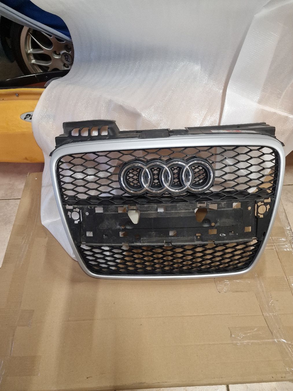 Audi Tutti pezzi di ricambio auto: RS4 b7 -Calandre Original – Usato da Lausanne venduto da Shei2014 1