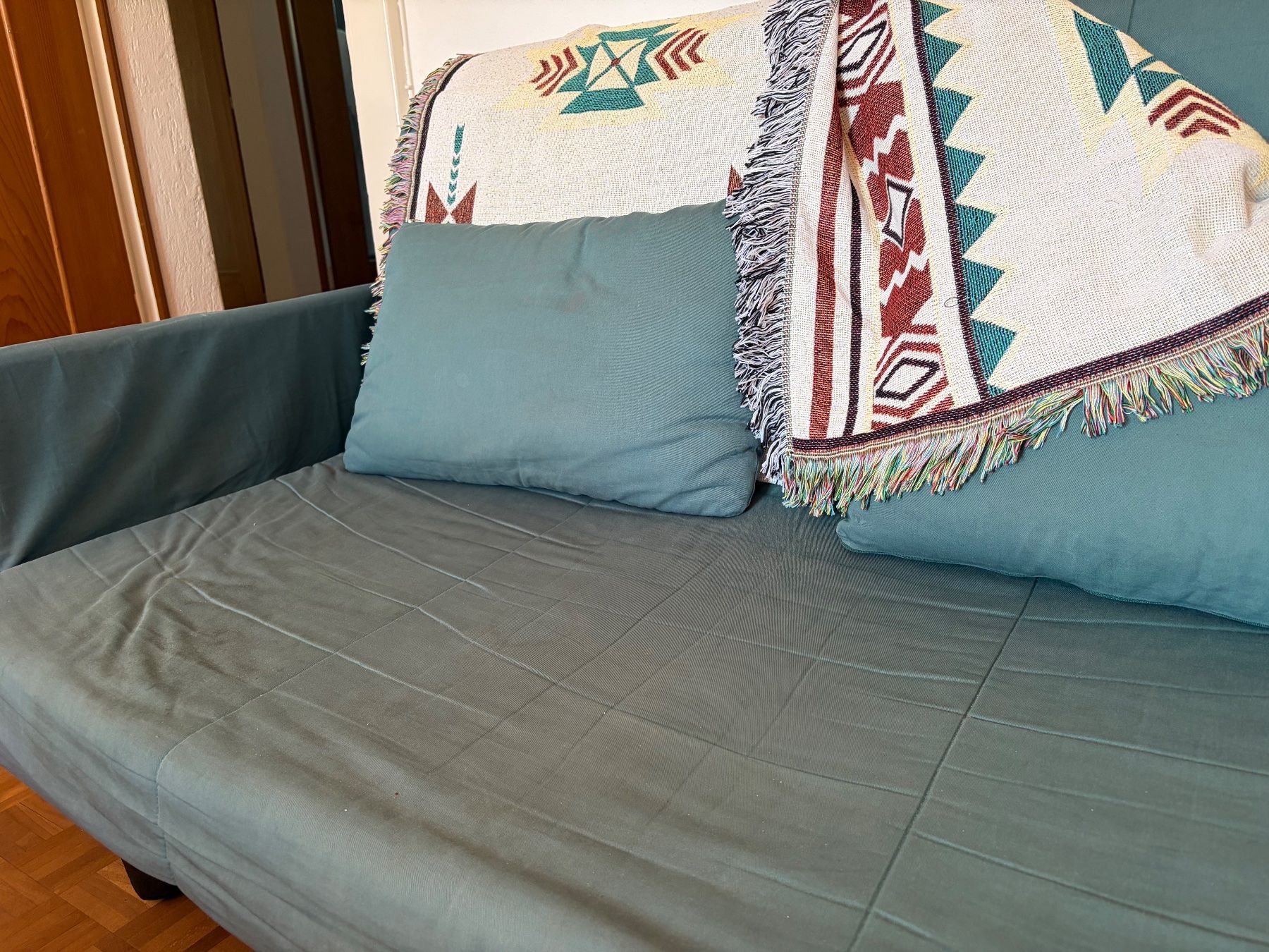 Divani: 2 Seater Sofa Bed with Pillows and Blanket! – Usato da Eglisau venduto da eas_7cth 3