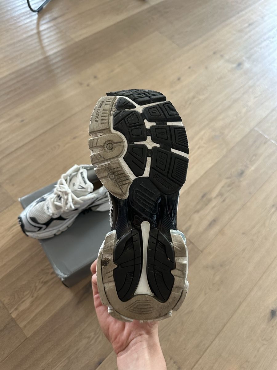 Balenciaga Scarpe da uomo: Balenciaga Runner White/Black – Usato da Seltisberg venduto da izz_8xth 3