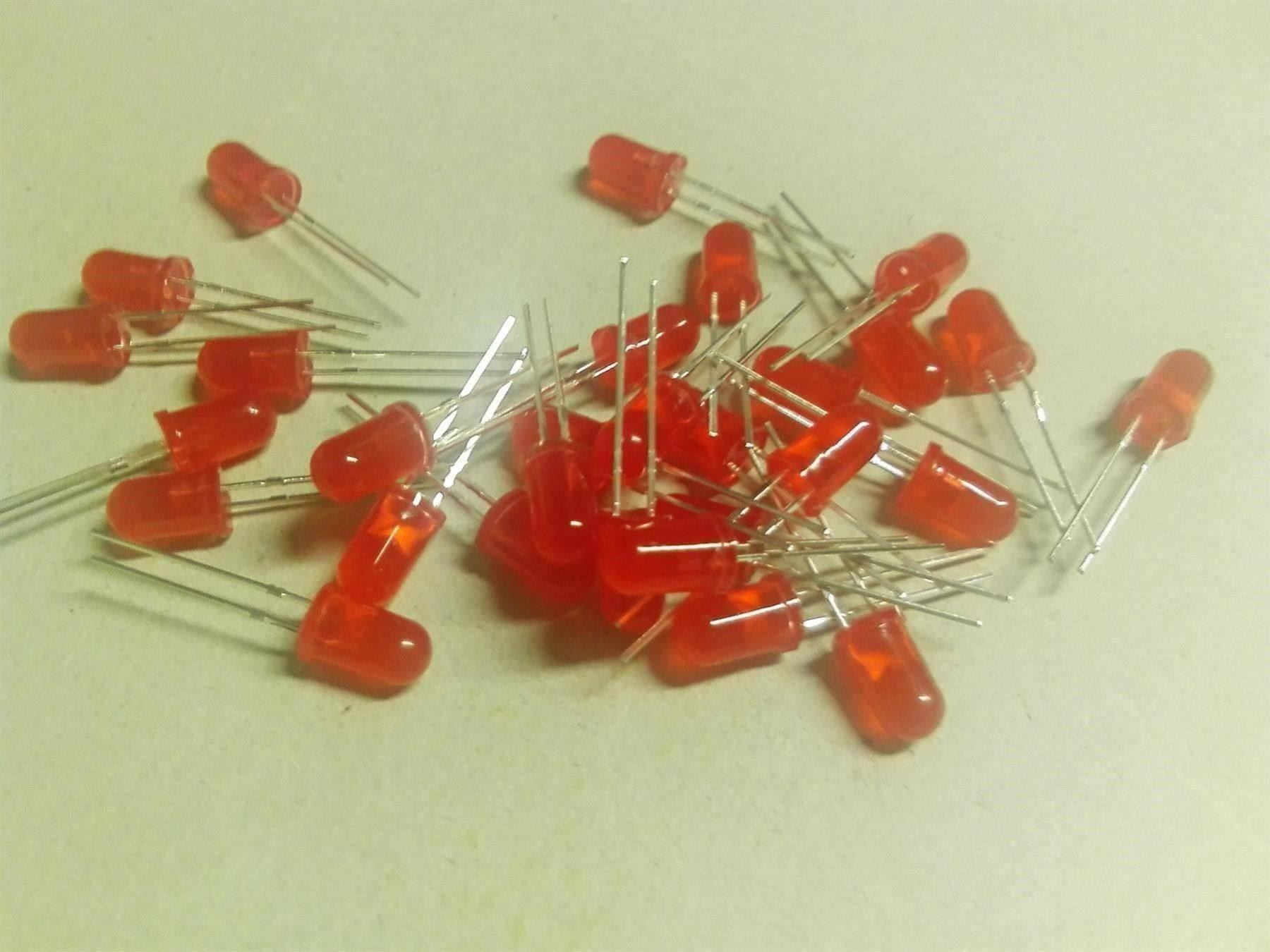 Componenti elettronici: LED rot 5mm, 50 Stück – Nuovo (secondo la descrizione) da Luzern venduto da Salefactory 1