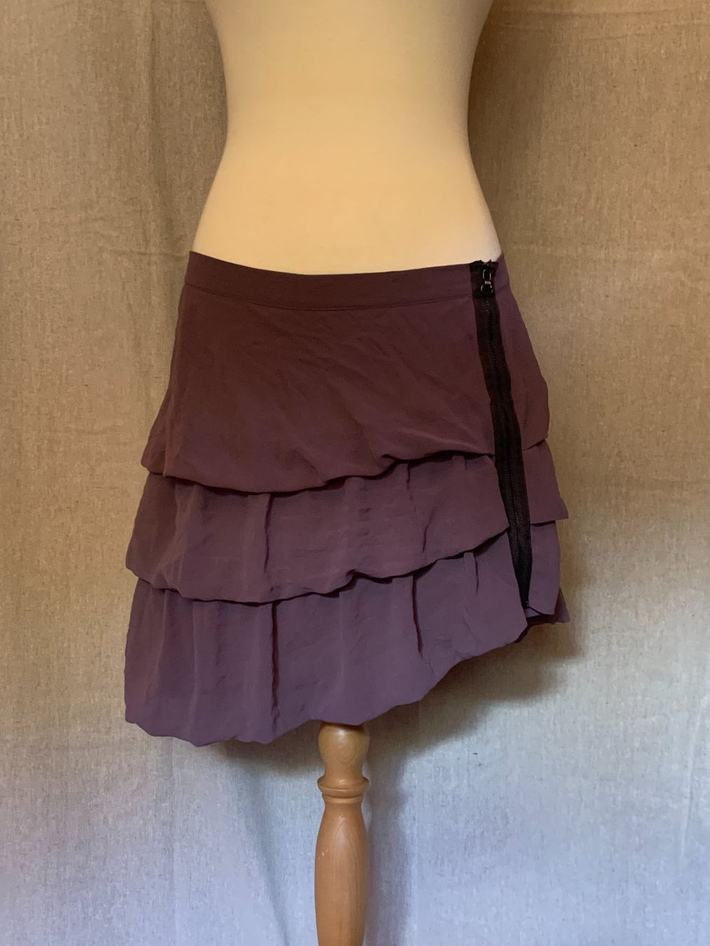 Gonne: Lila Minirock mit gestuften Volants – Usato da Chalais venduto da Decoarts.art