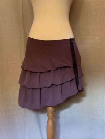 Lila Minirock mit gestuften Volants