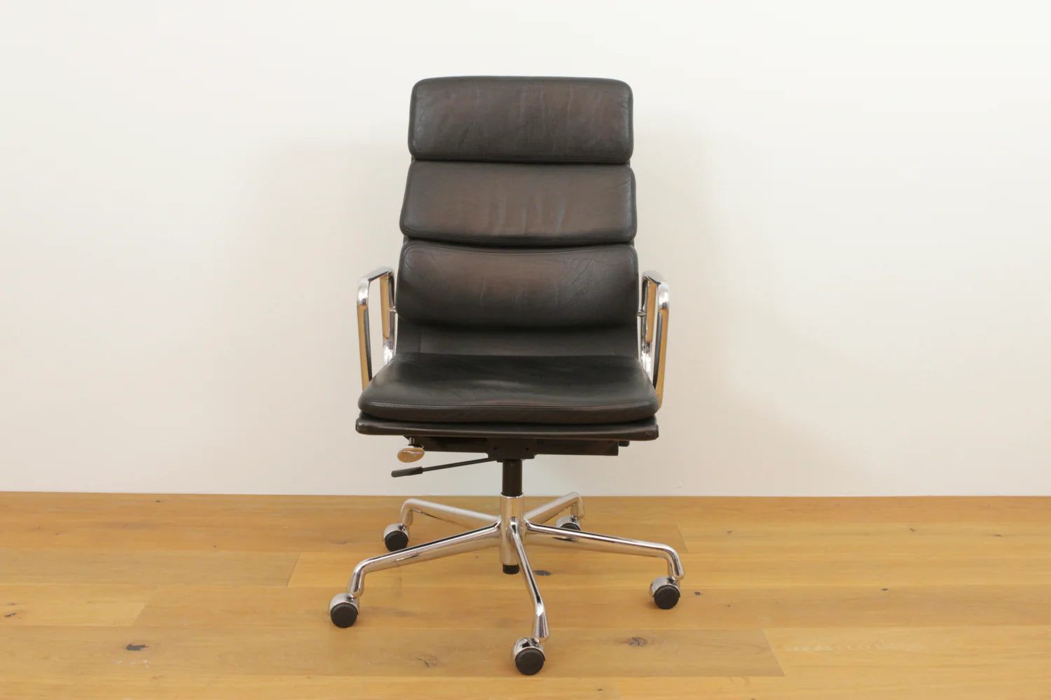 Stühle: Vitra Eames EA 219 Soft Pad Leder schwarz – Gebraucht aus Affoltern am Albis von Zapro