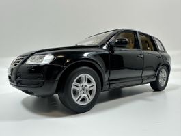 Volkswagen VW Touareg V10 TDI 1:18, schwarz, BBURAGO