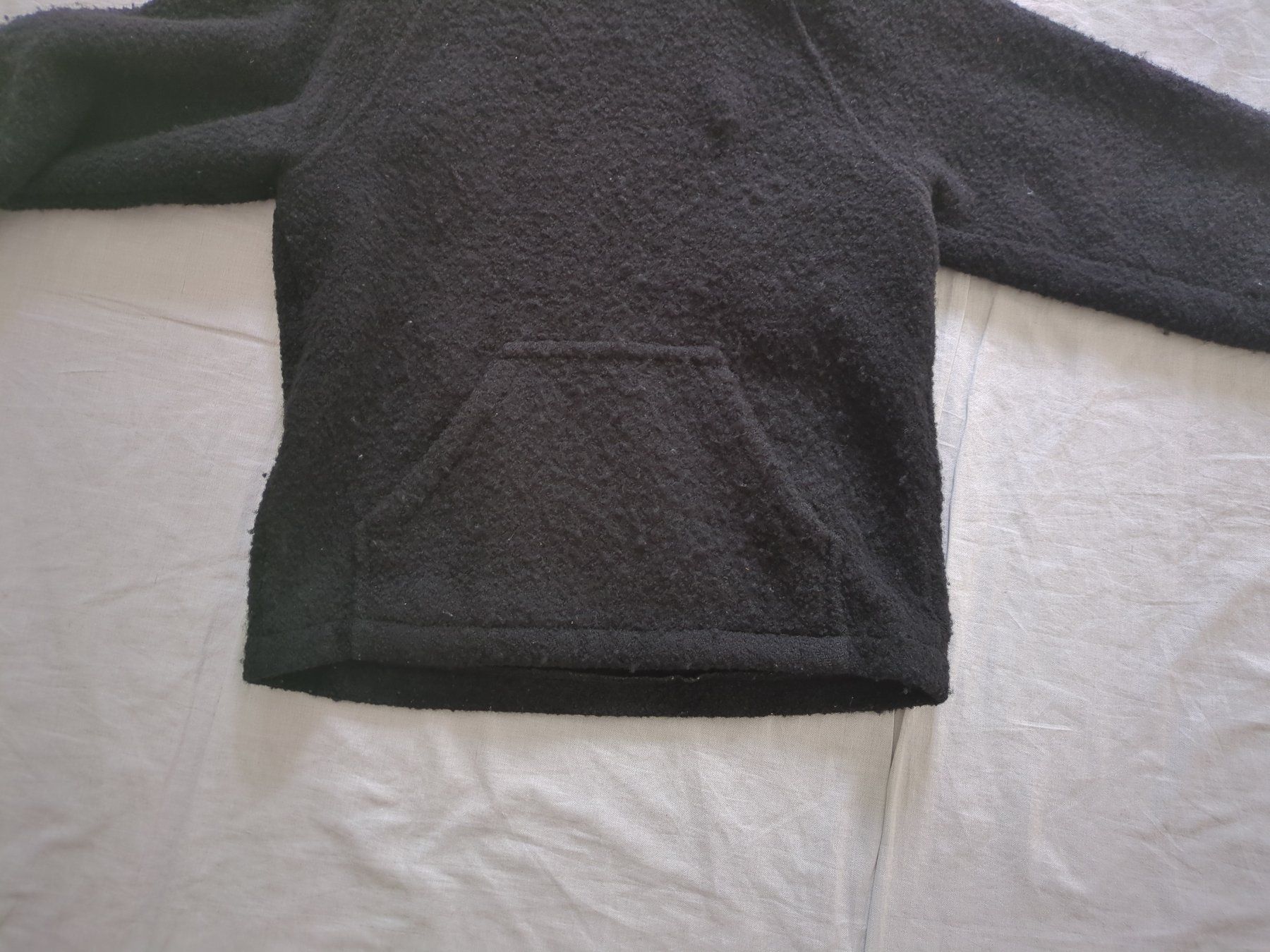 Pulls & Sweat-shirts: Schwarzer Kapuzenpullover aus 100% Merinowolle – D'occasion à Emmenbrücke par ghostvamp1re 1