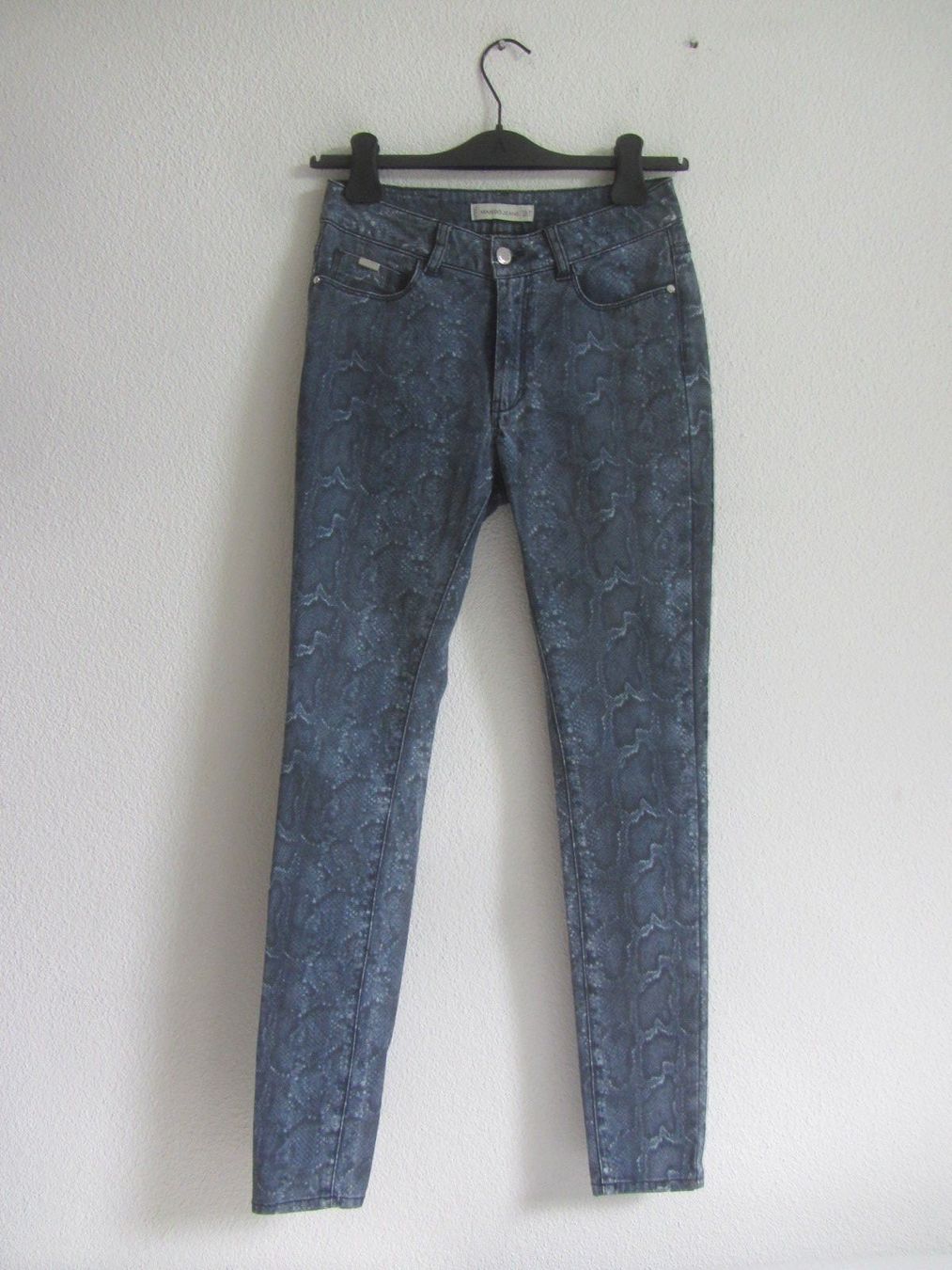 Mango Jeans: MANGO - Skinny Jeans mit Reptil Print 36 – Gebraucht aus Zürich von Diazaio