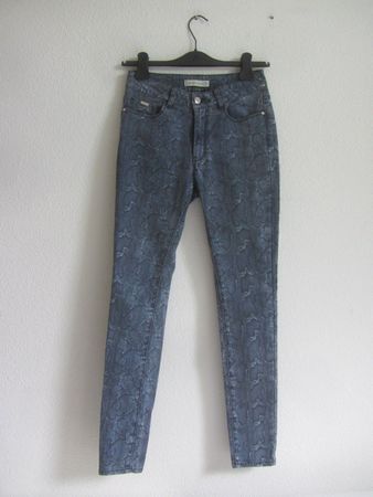MANGO - Skinny Jeans mit Reptil Print 36