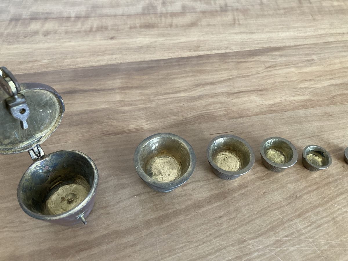 Toutes les décorations: Antikes Messing Apotheker Waageset. – D'occasion à Luzern par remiti 1