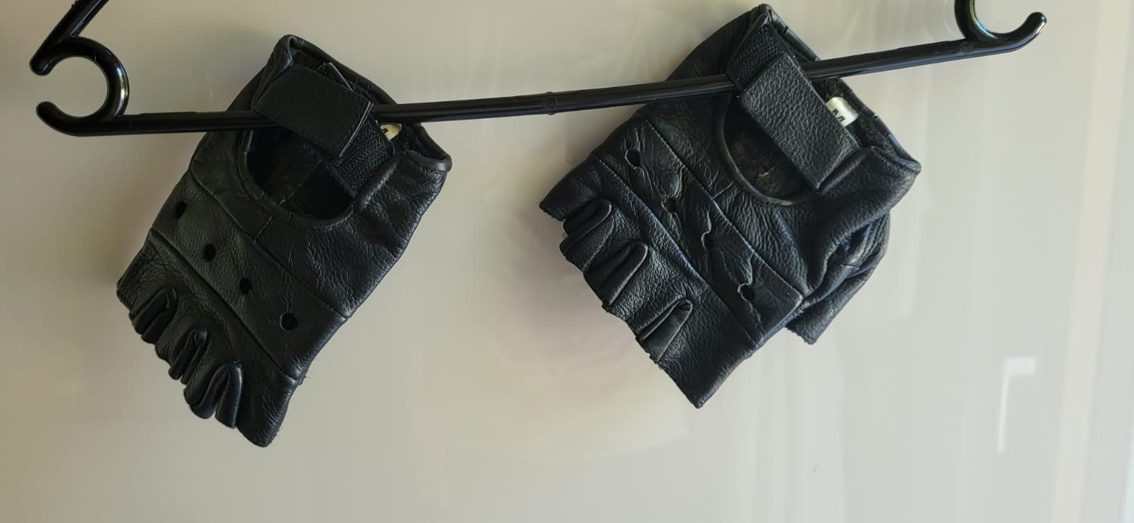 Altri accessori da uomo: Schwarze Leder-Motorradhandschuhe, Größe M – Usato da Curio venduto da mia_vb5z