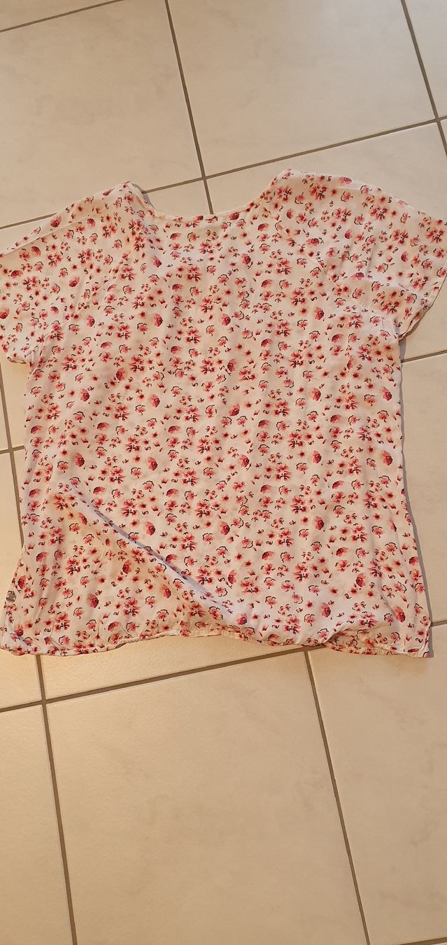 Blusen: Sommerliche Bluse oder Top, Grösse 44, neuwertig! – Gebraucht aus Einsiedeln von sus_8gdc 1