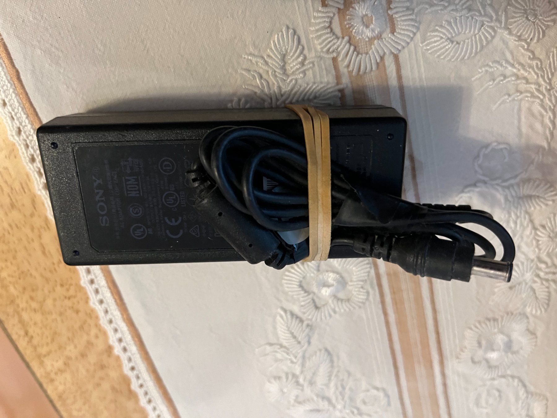 Sony Ladegerät: Sony Laptop AC Adapter – Gebraucht aus Winterthur von fla_hwg8